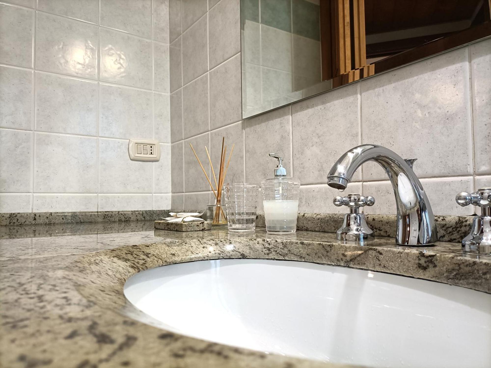 Bright Port View Apartment- Free Parking كالياري المظهر الخارجي الصورة