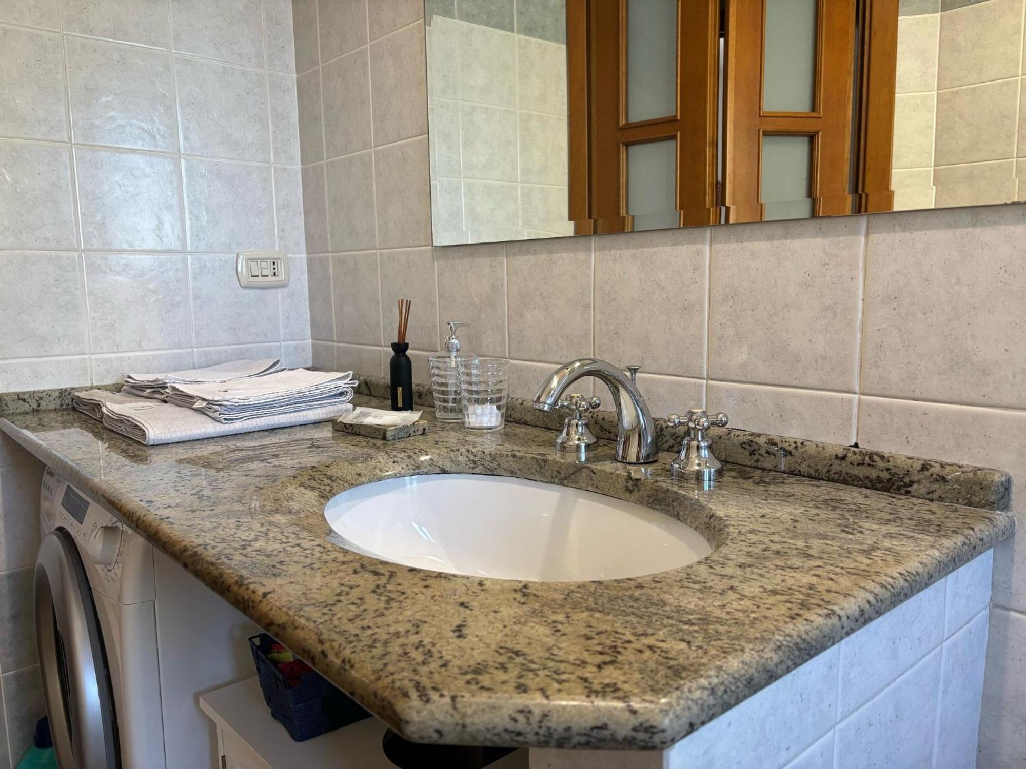 Bright Port View Apartment- Free Parking كالياري المظهر الخارجي الصورة